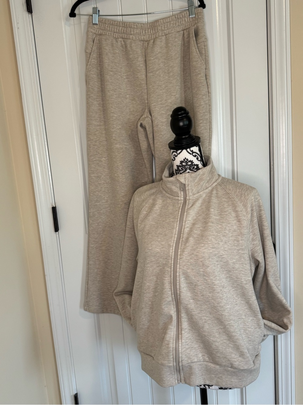 Mondetta Beige Fleece Lines Women's Zip-Up Jacket & Pants Set